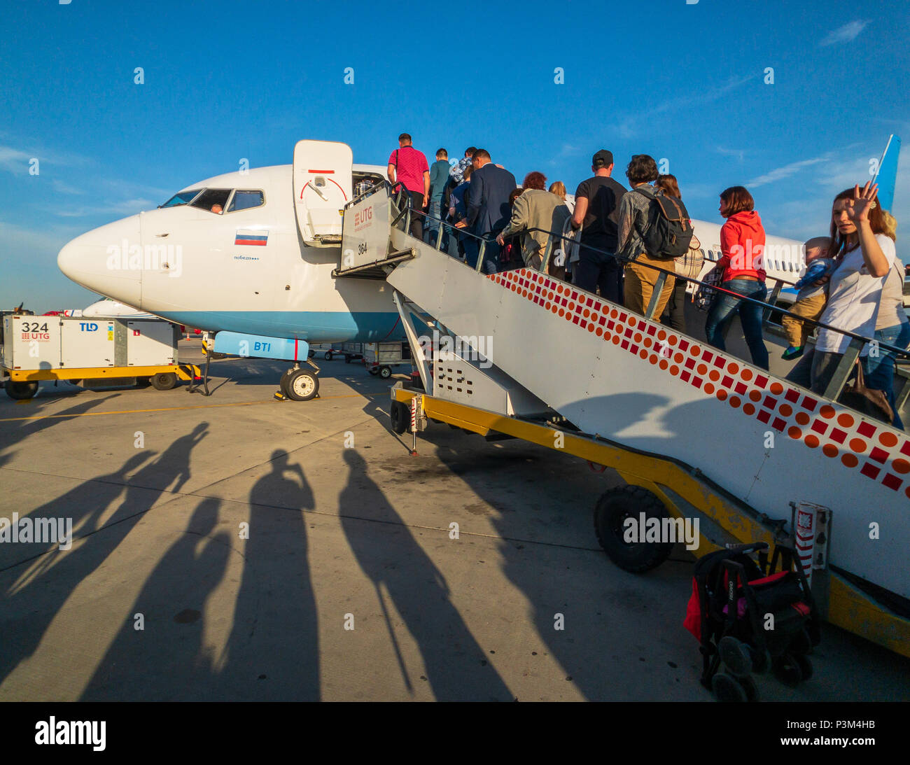 L'embarquement des passagers sur l'avion de la compagnie aérienne low cost Pobeda Banque D'Images