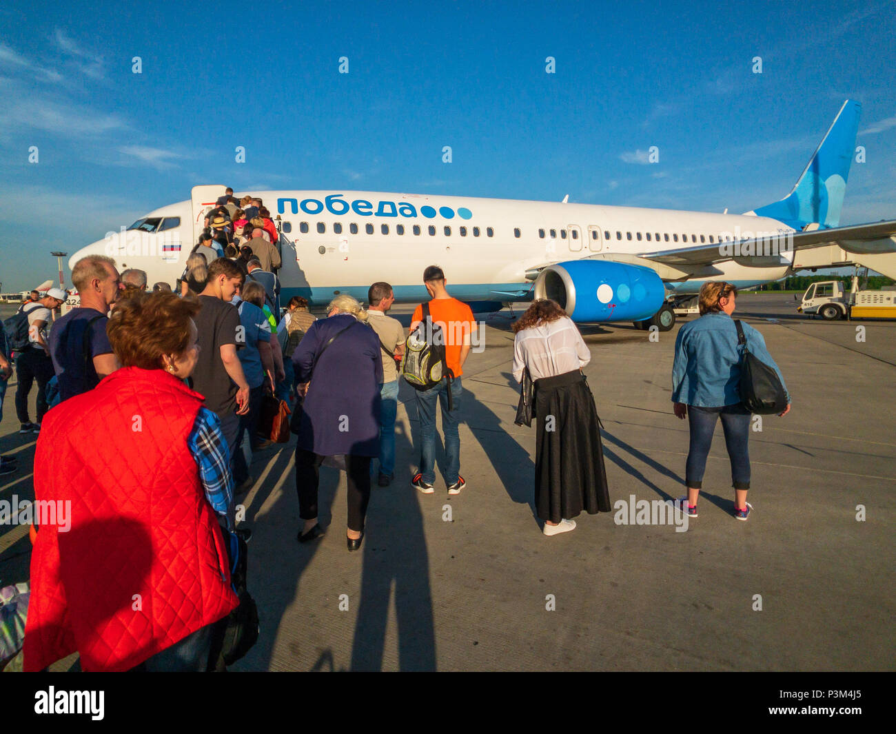 L'embarquement des passagers sur l'avion de la compagnie aérienne low cost Pobeda Banque D'Images