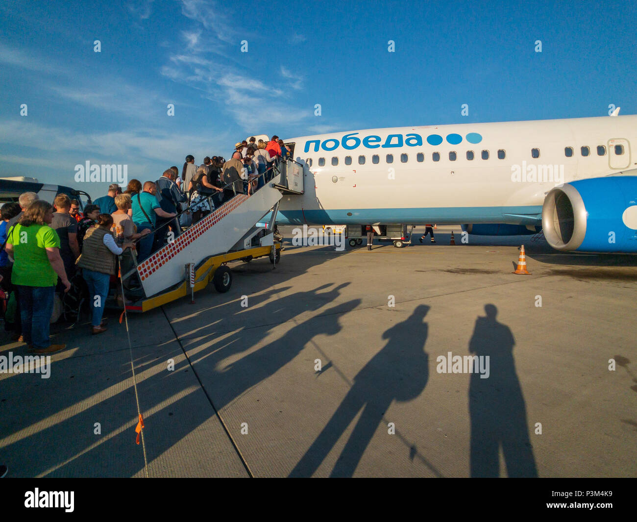 L'embarquement des passagers sur l'avion de la compagnie aérienne low cost Pobeda Banque D'Images