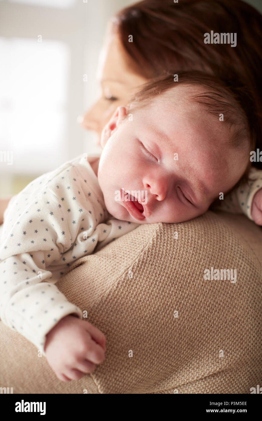 Close Up of newborn Baby Sleeping dormir sur l'épaule de mères Banque D'Images