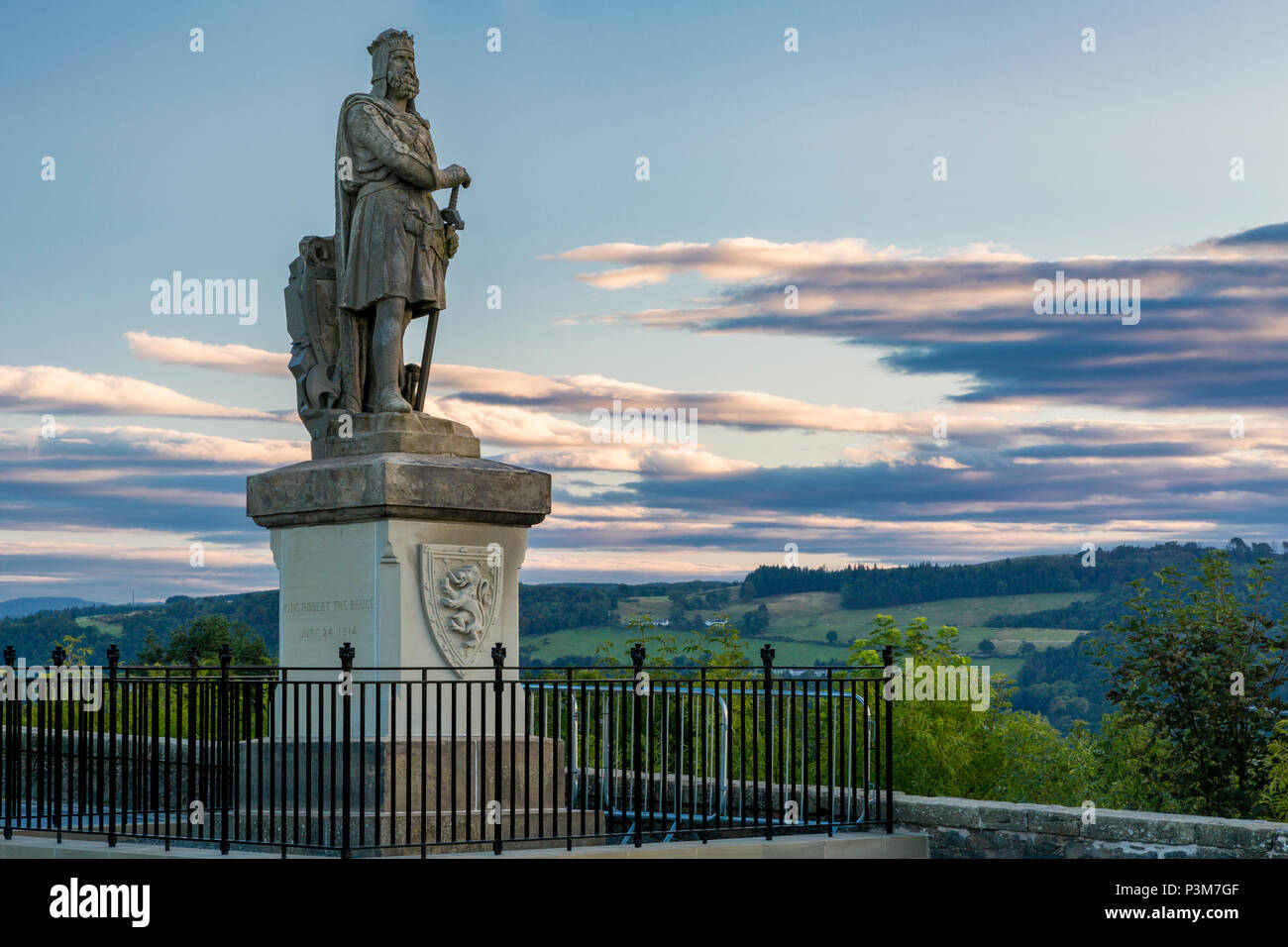 L'aube sur la statue de Robert Bruce à l'entrée au château de Stirling, Stirling, Scotland, UK Banque D'Images
