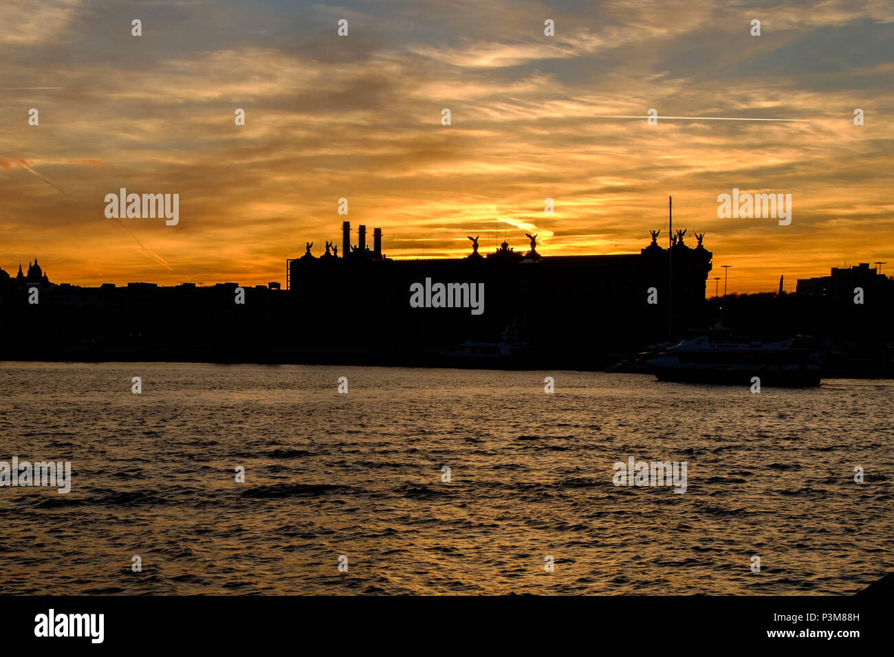 Le coucher de soleil sur la ville espagnole de Barcelone crée un ciel en feu, avec des bâtiments monumentaux, comme une silhouette. Banque D'Images