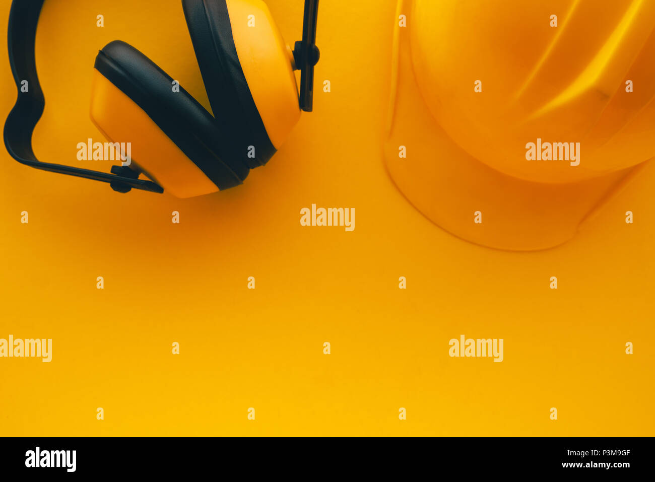 Construction de protection et casque casque antibruit sur fond jaune Banque D'Images