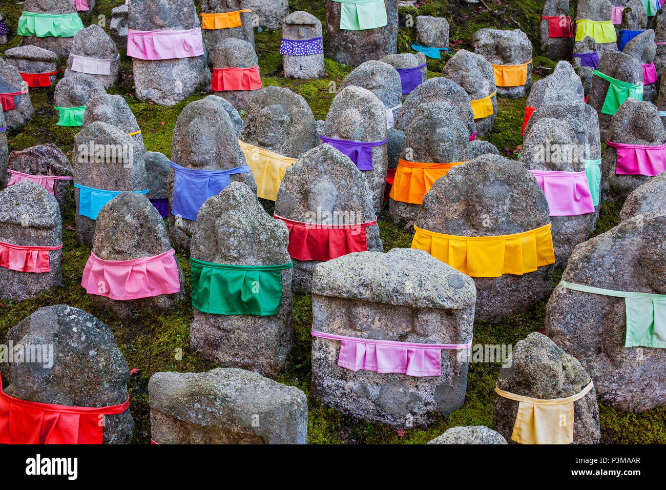 Statues Jizo, dans le temple Kiyomizu-dera, Kyoto. L'aéroport du Kansai au Japon. Banque D'Images