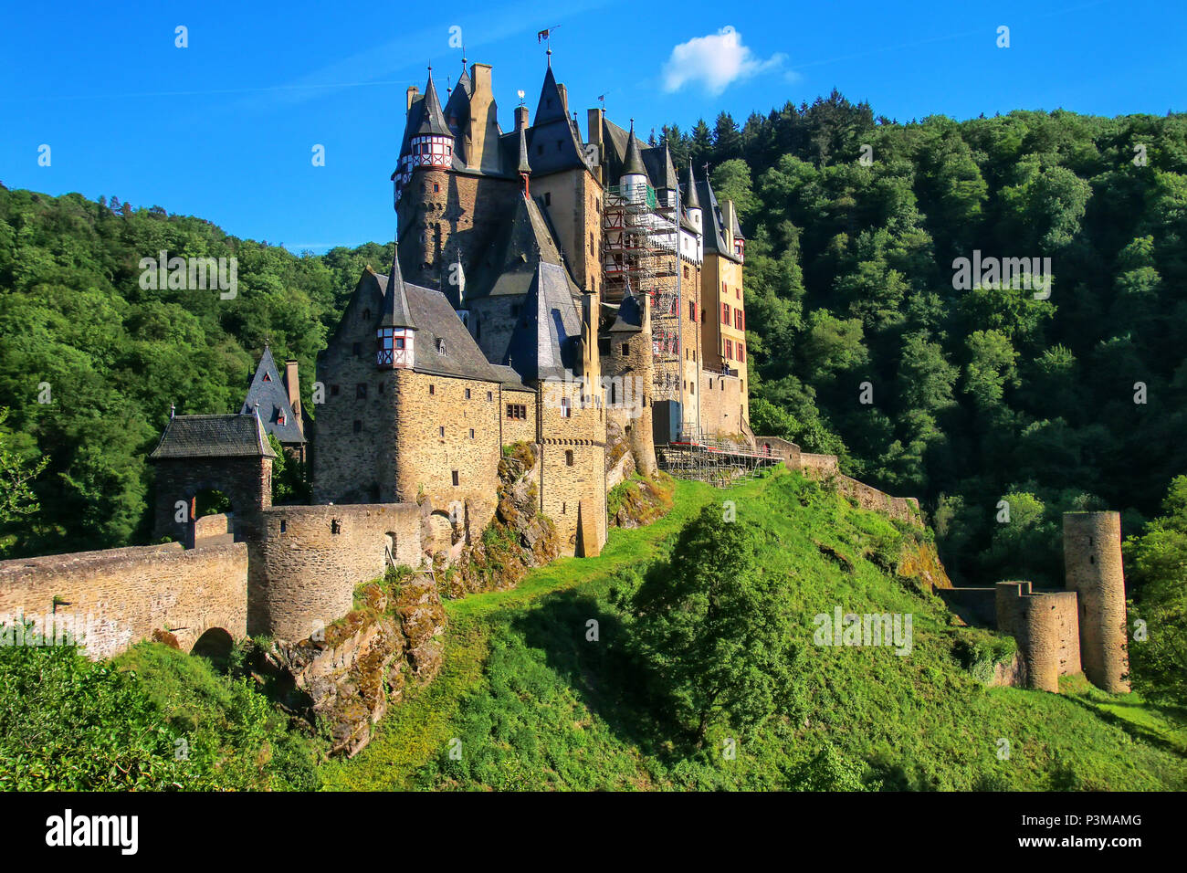 Château d'Eltz en Rhénanie-Palatinat, Allemagne. Il a été construit au ...