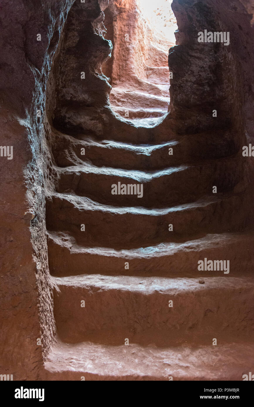 Les églises de Lalibela sont reliés par un système complexe d'escaliers, de tunnels et de tranchées. Banque D'Images