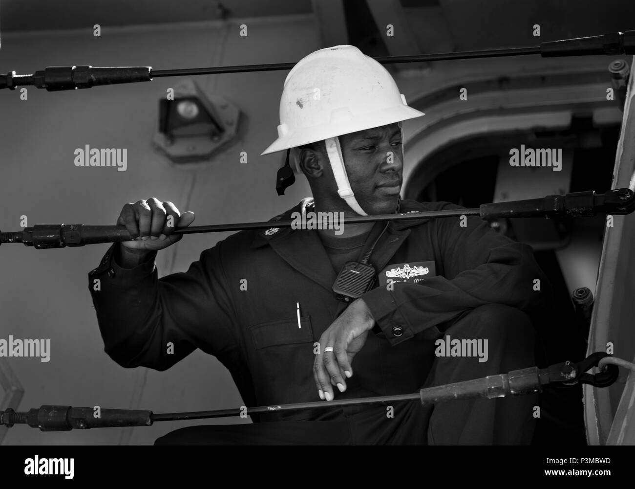 160711-N-KK330-191 JOINT BASE HICKAM À PEARL HARBOR (11 juillet 2016) - Premier maître de Manœuvre Kalis Fells, attribué à quai de transport amphibie USS San Diego (LPD 22), regarde au-dessus de sa mer et anchor watch station avant de l'expédier en partant d'une base commune Pearl Harbor-Hickam au cours de Rim of the Pacific 2016. Vingt-six nations, plus de 40 navires et sous-marins, plus de 200 avions, et 25 000 hommes participent à l'EXERCICE RIMPAC du 30 juin au 4 août, dans et autour des îles Hawaï et la Californie du Sud. Le plus grand exercice maritime international RIMPAC, fournit un ensemble unique de trai Banque D'Images