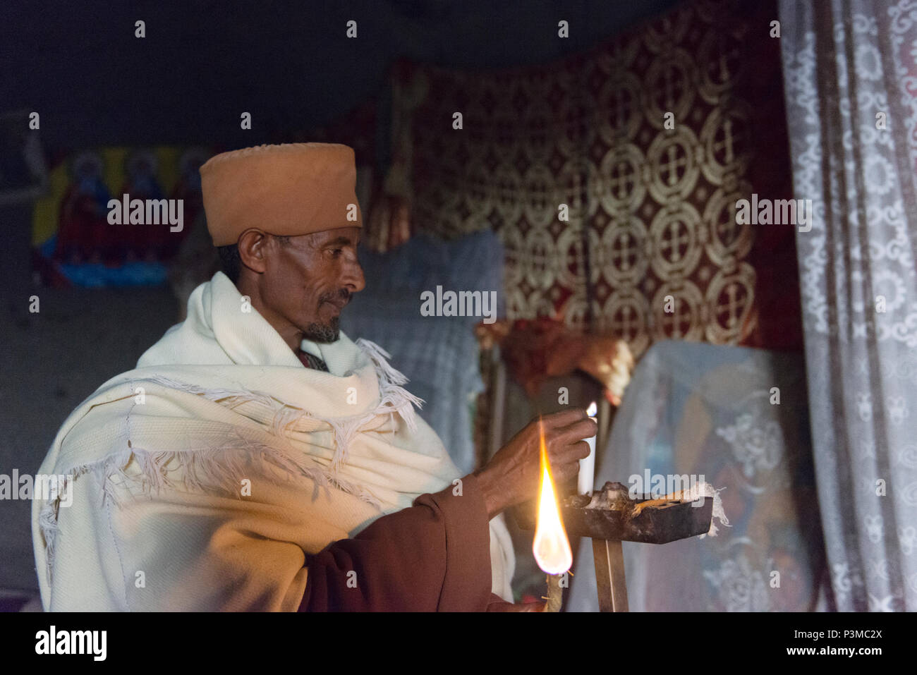 Un saint homme effectue un rituel dans les Asheton Maryam monastère près de Lalibela. Banque D'Images
