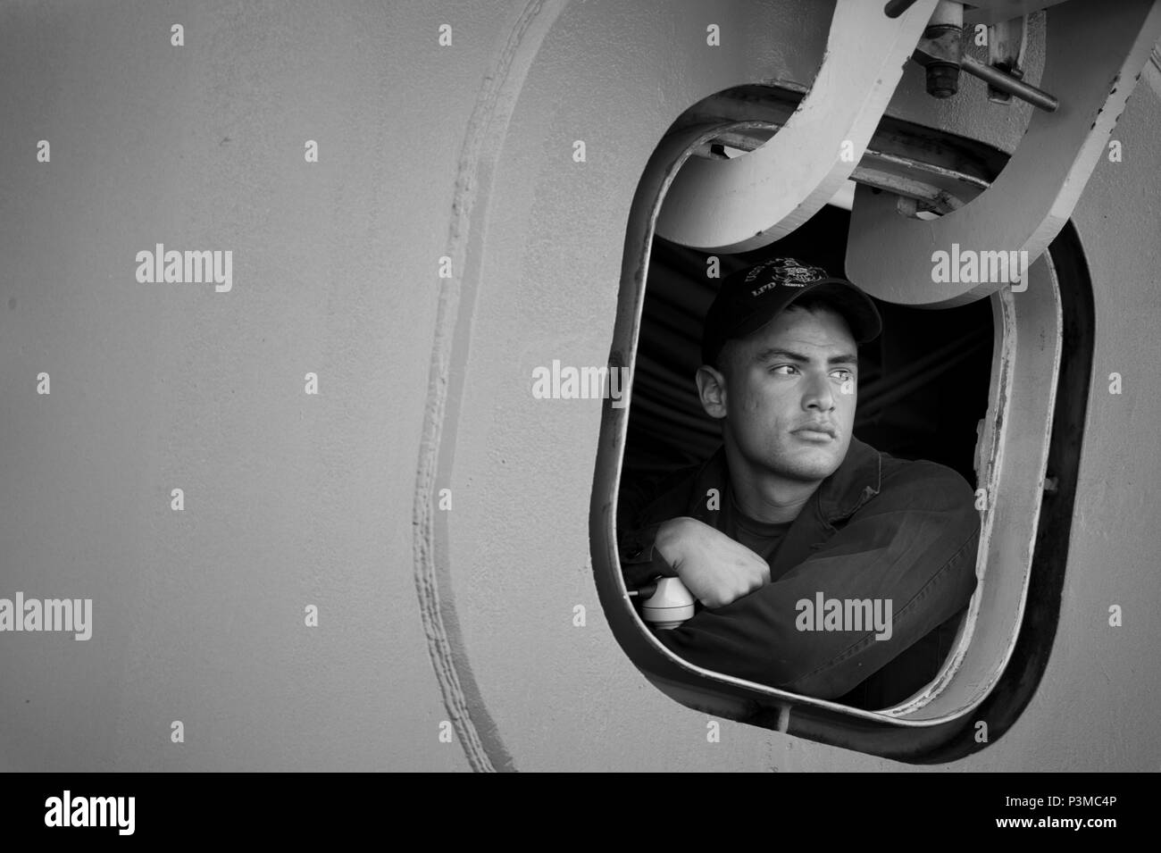 160711-N-KK330-376 JOINT BASE HICKAM À PEARL HARBOR (11 juillet 2016) - Aviation maître de Manœuvre (fossiles) Airman Robert Getz, attribué à quai de transport amphibie USS San Diego (LPD 22), donne de sa mer et anchor watch station avant de l'expédier en partant d'une base commune Pearl Harbor-Hickam au cours de Rim of the Pacific 2016. Vingt-six nations, plus de 40 navires et sous-marins, plus de 200 avions, et 25 000 hommes participent à l'EXERCICE RIMPAC du 30 juin au 4 août, dans et autour des îles Hawaï et la Californie du Sud. Le plus grand exercice maritime international RIMPAC, Banque D'Images