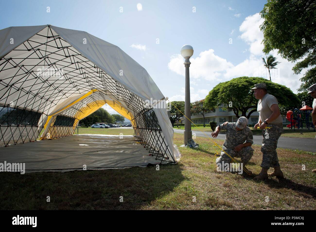 160712-N-TR773-006 FORD ISLAND, Hawaii (12 juillet 2016) Des soldats de l'Armée américaine affecté à 445e Bataillon des affaires civiles d'une catastrophe d'installation installation mise en scène aero (DASF) pour le Rim of the Pacific 2016. Vingt-six nations, plus de 40 navires et sous-marins, plus de 200 avions, et 25 000 hommes participent à l'EXERCICE RIMPAC du 30 juin au 4 août, dans et autour des îles Hawaï et la Californie du Sud. Le plus grand exercice maritime international RIMPAC, offre une formation unique qui aide les participants à favoriser et soutenir les relations de coopération qui sont essentiels à l'ensu Banque D'Images