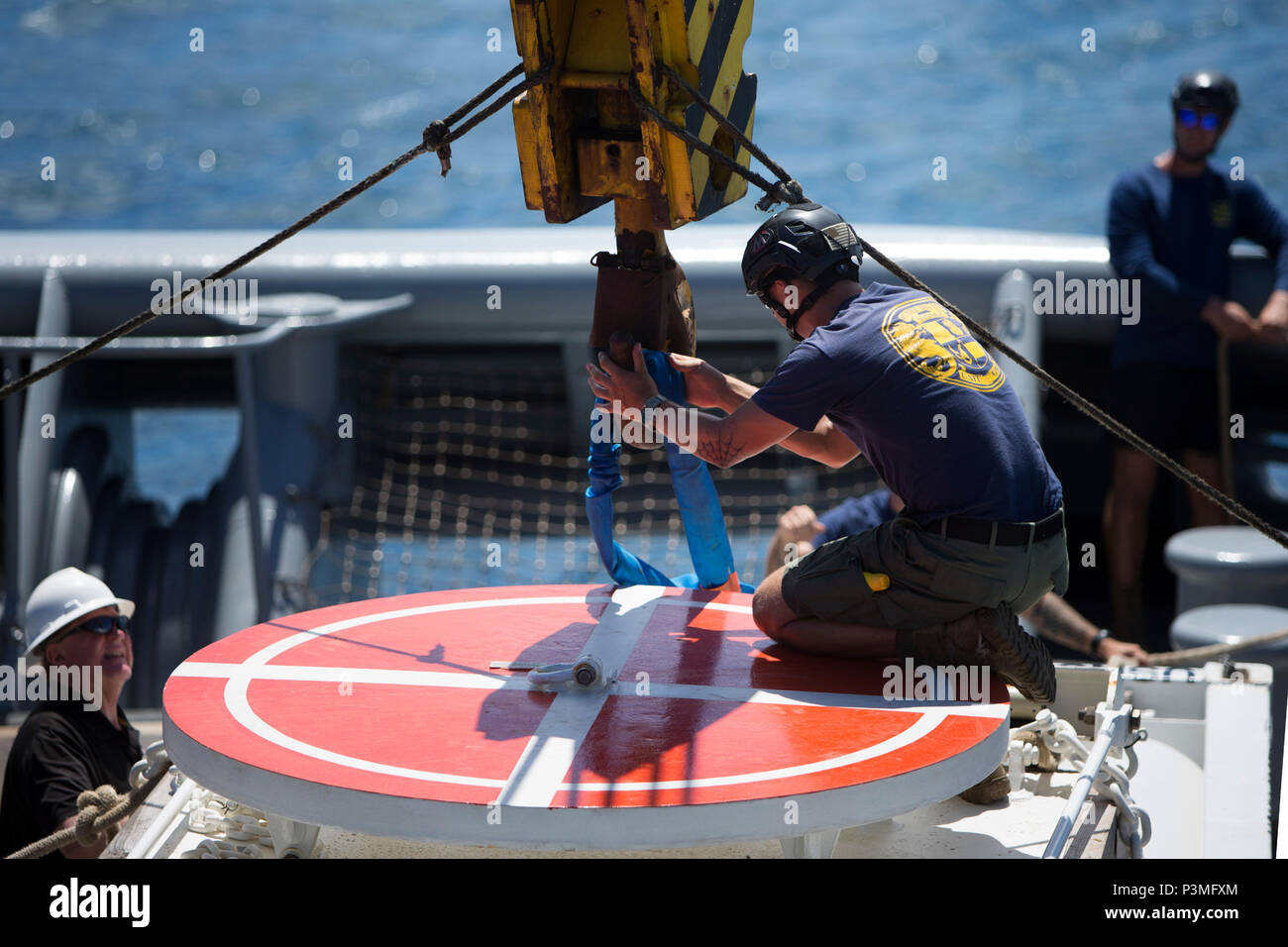 160710-O-NC384-218 OCÉAN PACIFIQUE Les plongeurs de la Marine affecté à l'unité mobile de récupération de plongée (MDSU) 1 préparation pour placer le siège de 'faux' cible sur le fond marin à l'appui d'un exercice de sauvetage sous-marin au cours de Rim of the Pacific 2016. Vingt-six nations, 45 navires, 5 sous-marins, plus de 200 avions et 25 000 personnes participeront à la biennale de l'exercice Pacific Rim prévue du 30 juin au 4 août, dans et autour des îles Hawaï et la Californie du Sud. Le plus grand exercice maritime international RIMPAC, offre une formation unique qui aide les participants à favoriser et sus Banque D'Images