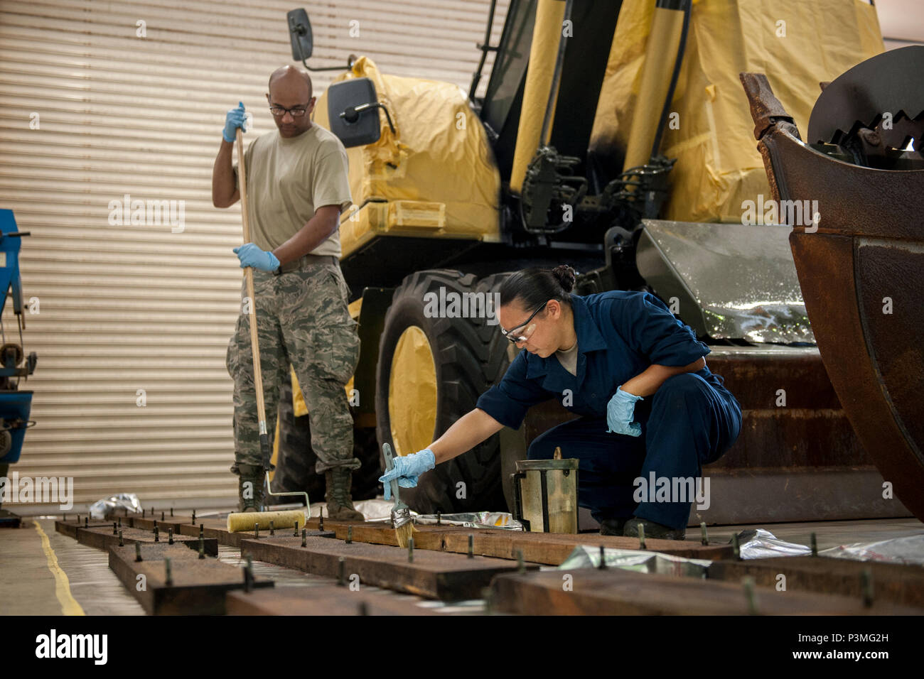 Le personnel de la réserve de l'US Air Force sergents Larry Green et Orange, les deux Melgoza-Kulesza 944th Escadron Préparation logistique maintenance véhicule compagnons, affecté à la base aérienne de Luke, Arizona), appliquer l'huile de lin à la remorque bandes dans le cadre d'une réparation de dommages aérodrome projet anti-corrosion, le 7 juillet 2016, à Kadena Air Base, au Japon. Le projet anti-corrosion maximise la durée de vie de l'équipement ADR lors de l'enregistrement de la Force de l'air environ 2-3 millions de dollars avec un investissement de 90 000 $ en matériaux anti-corrosion. À la fin de programme de RAD, Kadena Air Force plan les dirigeants de l'utiliser comme un instrument de se Banque D'Images