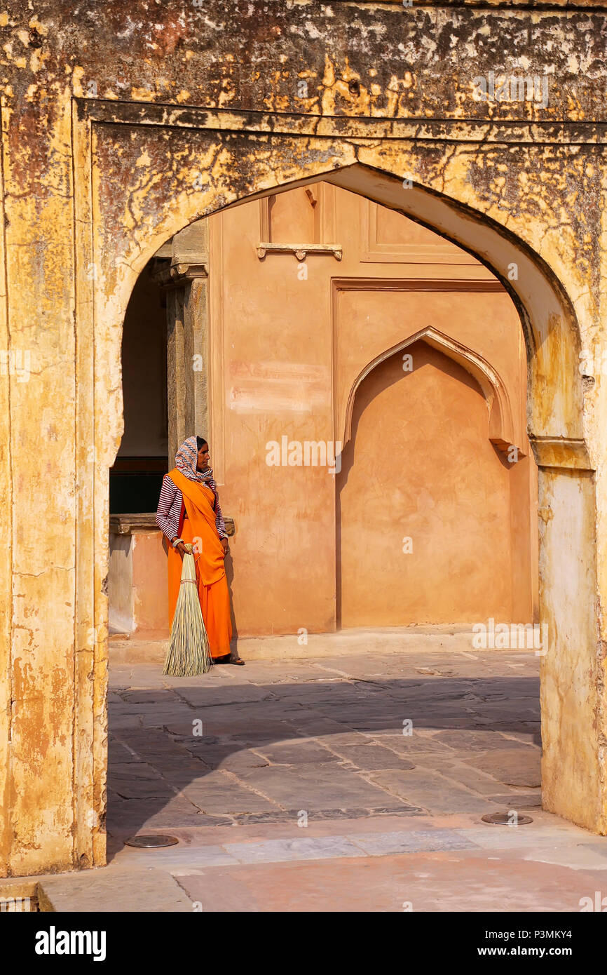 Femme debout dans la quatrième cour du Fort Amber, Rajasthan, Inde. Fort Amber est la principale attraction touristique dans la région de Jaipur. Banque D'Images