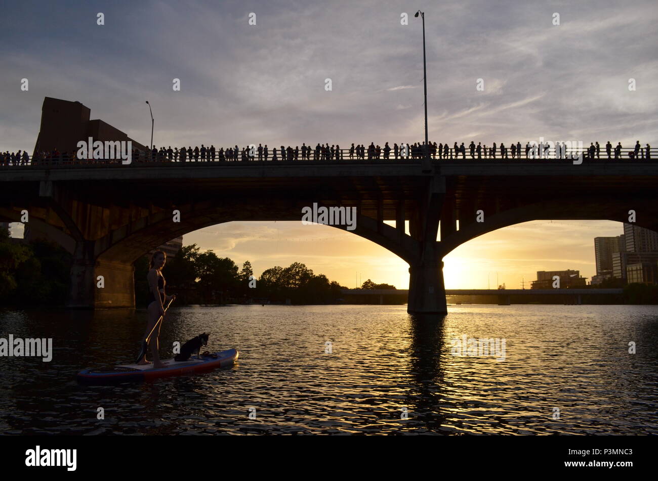 Deux filles paddle dans la soirée pour regarder la le Congrès ave les chauves-souris sortent sur le lac Coccinelle à Austin, Texas. Banque D'Images