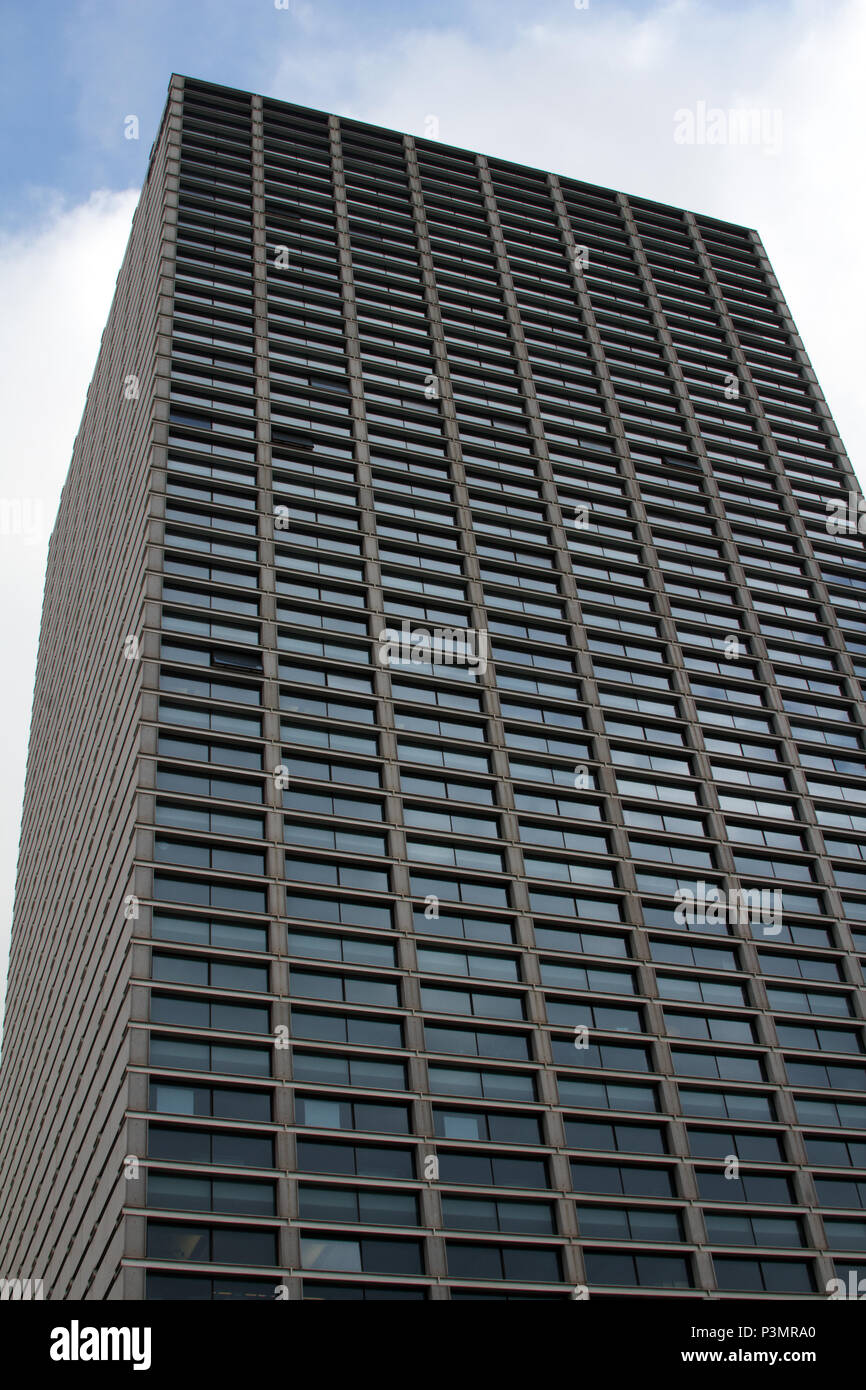 L'Eduardo Souto de Moura conçu Torre Burgo building, l'Avenida da Boavista, Porto Banque D'Images
