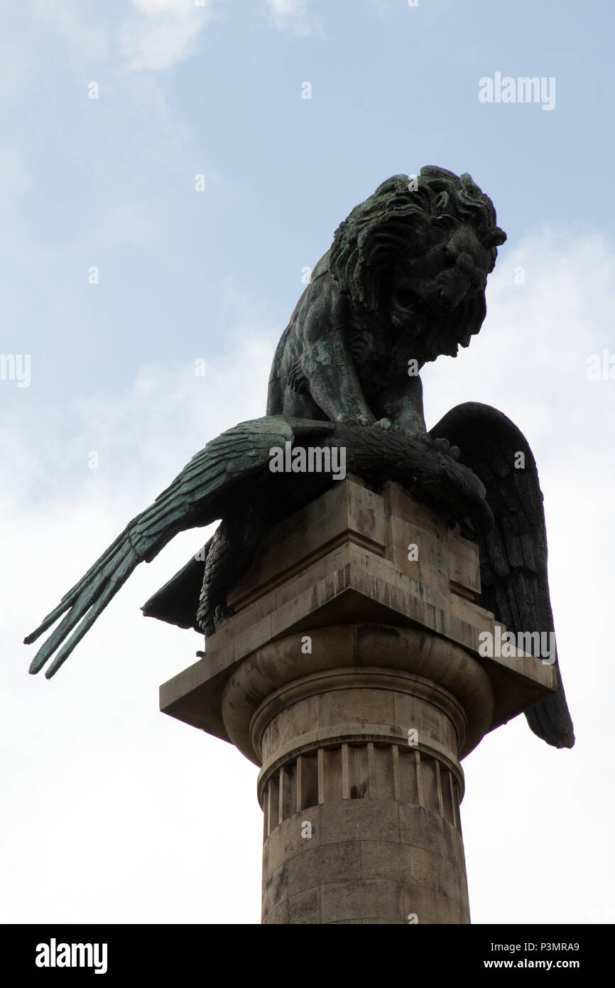 Un lion sur un aigle commémorant la victoire de l'Alliance contre l'Anglo-Portuguese napoléons dans la Rotunda da Boavista, Porto Banque D'Images