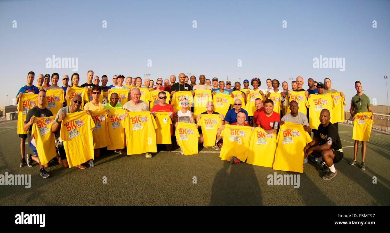 Les Adjudants posent avec des T-shirts après avoir terminé l'Adjudant Heritage 5K au Camp Arifjan, au Koweït le 9 juillet. Ont participé à de nombreux événements tout au long de la journée pour célébrer le 98e anniversaire du Corps de l'Adjudant. Banque D'Images