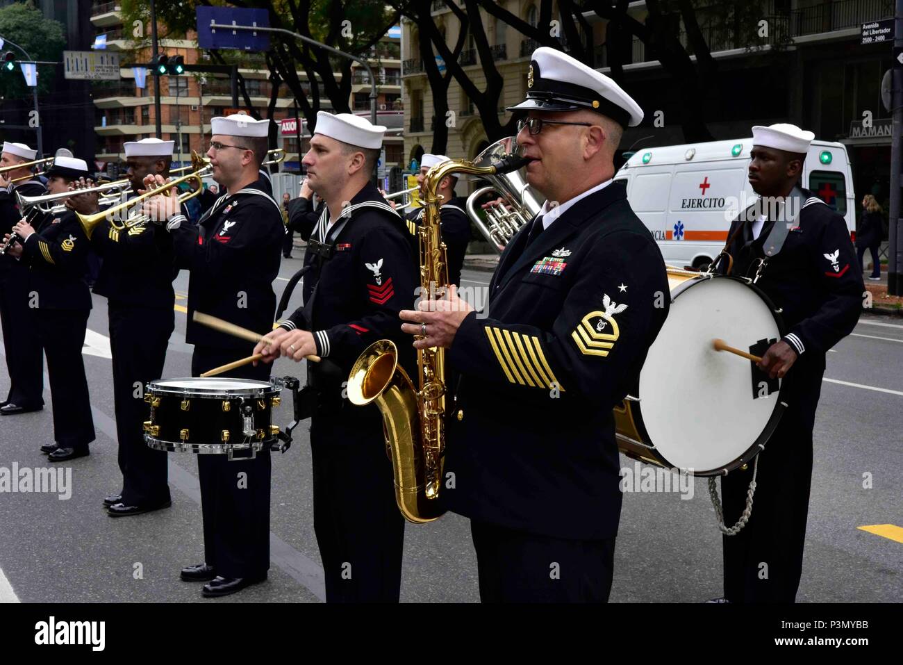 160710-N-RB564-0027 BUENOS AIRES, ARGENTINE (10 juillet 2016) U.S. Forces flotte Brass Band, de la Naval de Norfolk, Virginie joue "Ain't nothin' mais un parti" avant une parade dans les rues de Buenos Aires, Argentine. L'USFF band s'est rendu à l'Argentine dans le cadre d'une U.S. Southern Command (SOUTHCOM) visant à rejoindre la population de l'Argentine dans les célébrations commémorant le 200e anniversaire de l'indépendance de l'Argentine. SOUTHCOM est le commandement militaire américain chargé d'assurer la planification d'opérations, et la coopération en matière de sécurité en Amérique centrale et du Sud et Caraïbes Banque D'Images