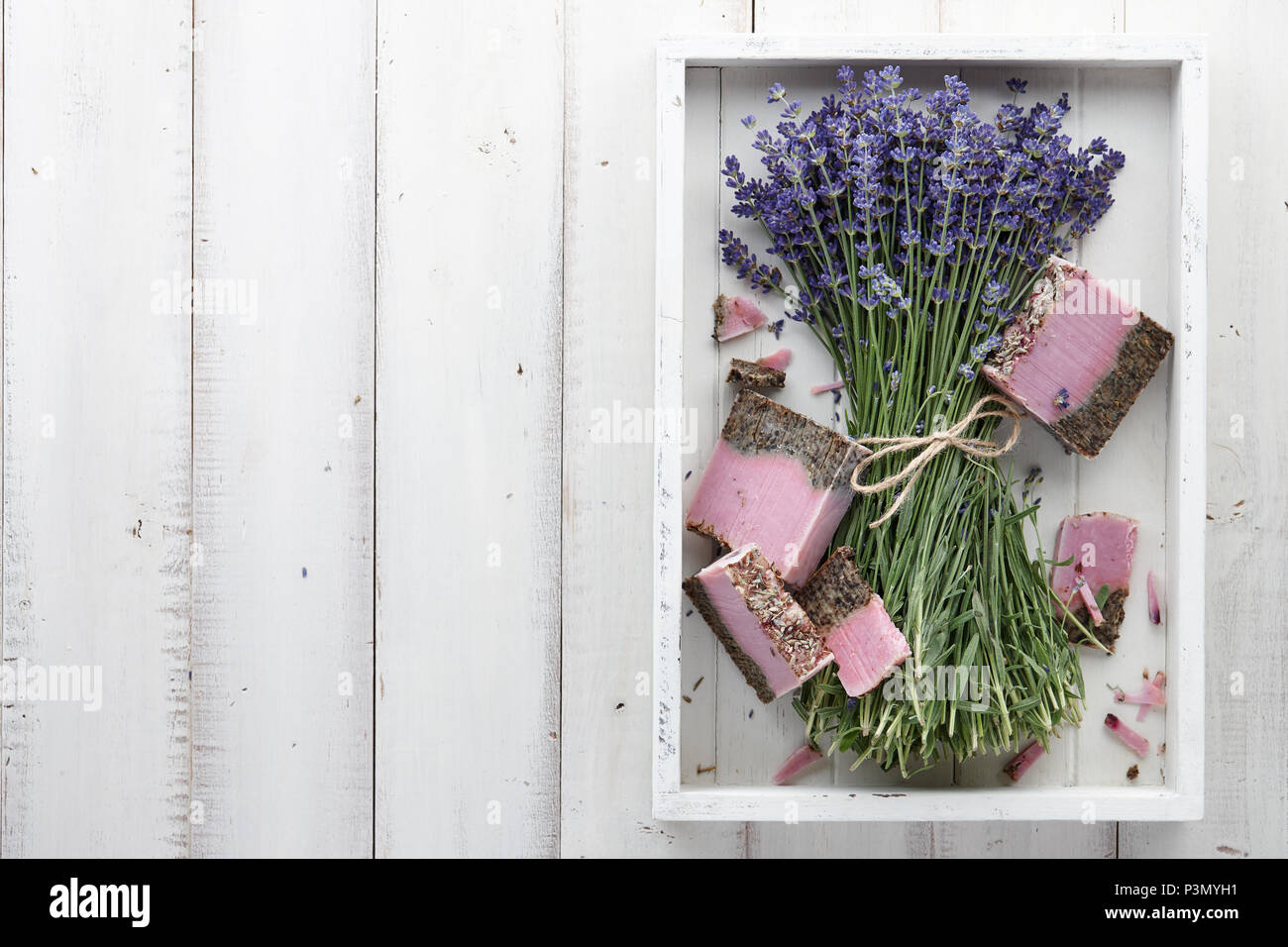 Savon lavande et de belles fleurs en boîte blanche. Banque D'Images