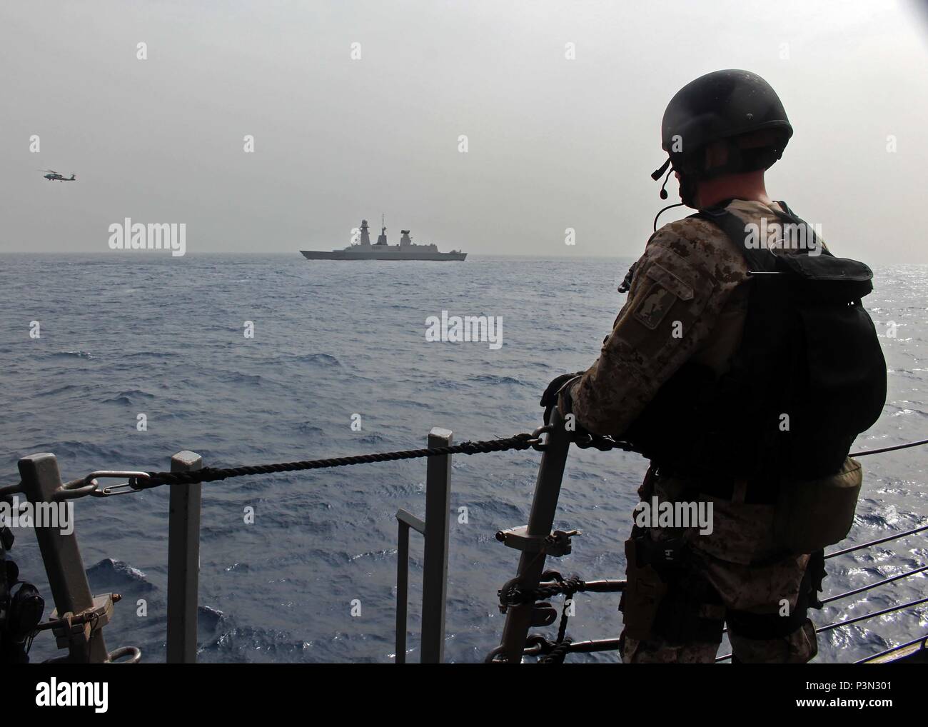 160711-N-WT612-003 GOLFE D'ADEN (11 juillet 2016) Fire Controlman 2e classe John Jewell, affecté à la classe Arleigh Burke destroyer lance-missiles USS Mason (DDG 87), se prépare pour les opérations de sécurité maritime avec les Français de la classe Horizon air-defense destroyer FS Forbin (D620). Mason, déployés dans le cadre du groupe aéronaval d'Eisenhower, appuie les opérations de sécurité maritime et les efforts de coopération en matière de sécurité dans le théâtre dans la 5e flotte américaine zone d'opérations. (U.S. Photo par Marine Fire Controlman Tahriqa 2e classe Fareed/libérés) Banque D'Images