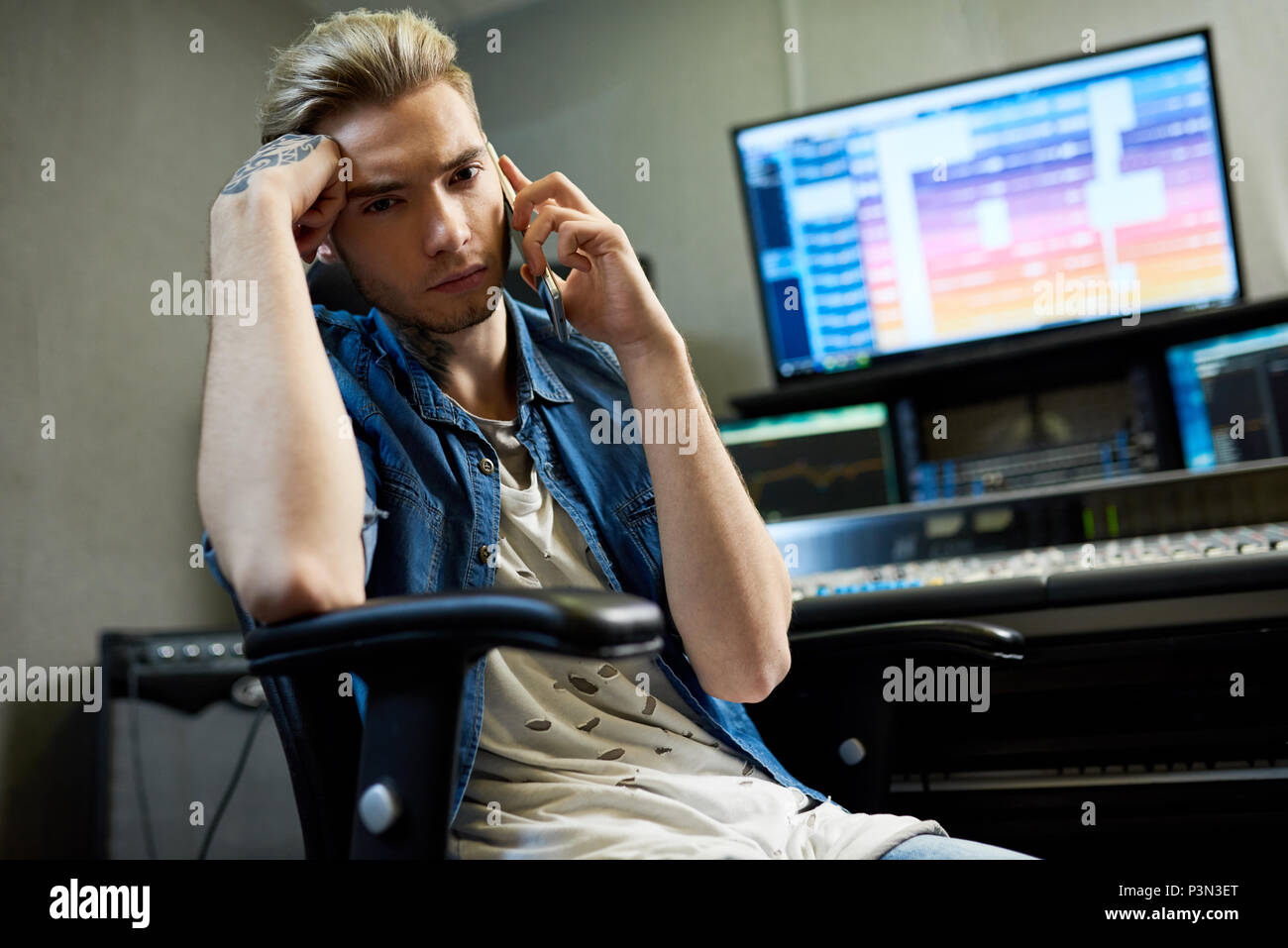 L'homme élégant, parlant au téléphone en studio Banque D'Images