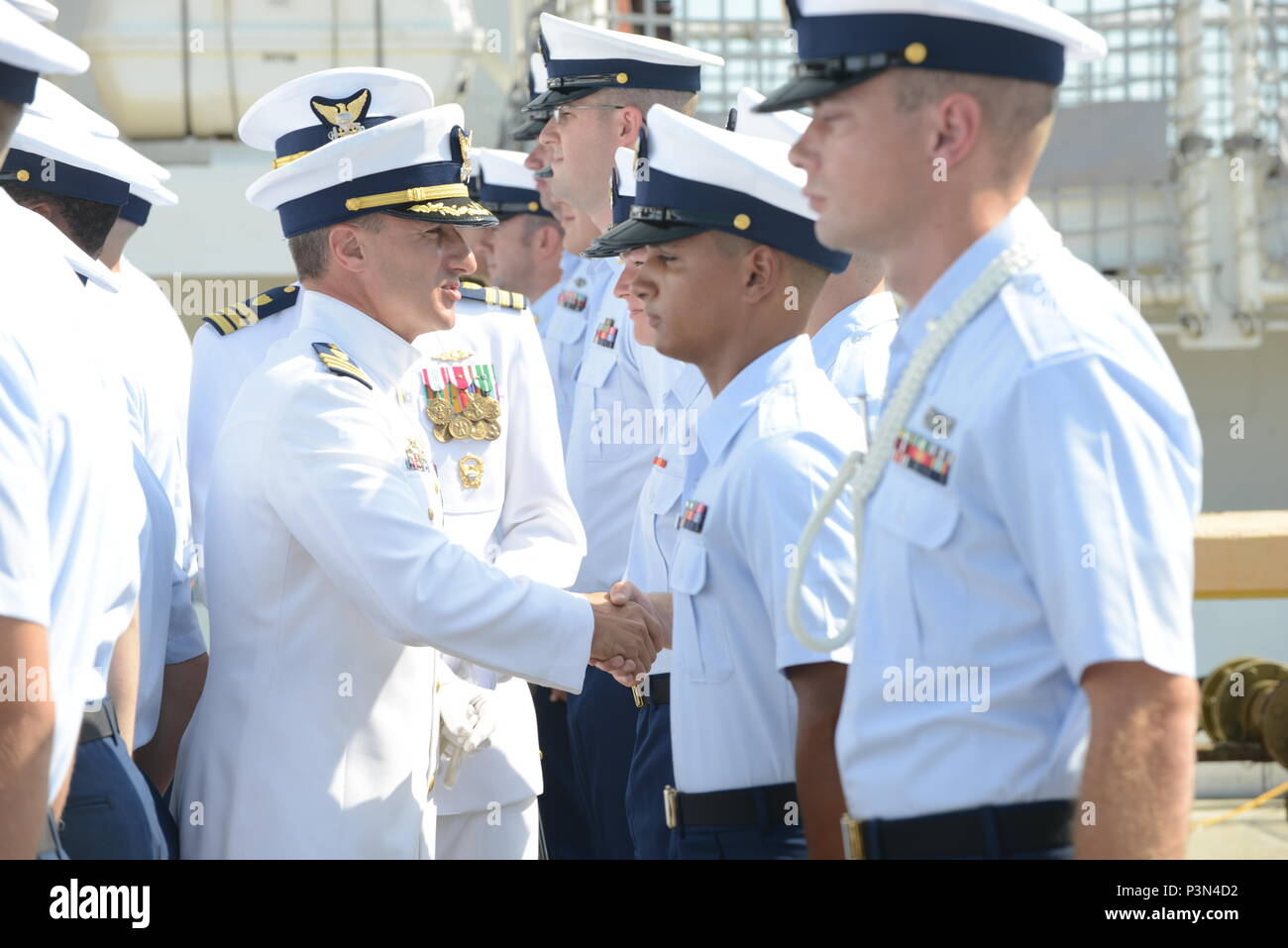 Le cmdr. Adam Chamie, centre, commandant de la garde-côte de Valiant, procède à une inspection de l'équipage dans le cadre de la cérémonie de passation de commandement, le 15 juillet 2016, à la Station Navale de Mayport, Florida. Au cours de la cérémonie, le cmdr. Chamie transférés pour le Cmdr. Timothy Cronin, dont l'affectation précédente était comme sous-chef de l'application pour la garde côtière 7ème arrondissement. U.S. Coast Guard photo de Maître de 2e classe Anthony L. Soto Banque D'Images