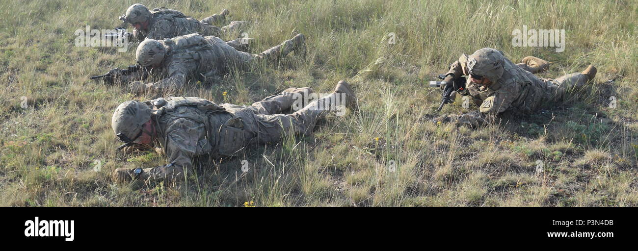 Troopers du 5e Escadron, 7e régiment de cavalerie, 1st Armored Brigade Combat Team, 3ème Division d'infanterie ne 3-5 deuxième buddy se précipite au cours d'un tournage de stress au Camp Ujamajor, Hongrie, le 13 juillet 2016. Les Troopers sont en Hongrie dans le cadre de l'opération Atlantic résoudre, une démonstration de l'engagement des États-Unis continue à la défense collective de l'Europe à travers une série d'actions visant à rassurer les alliés et partenaires de notre dévouement à la paix durable et la stabilité dans la région. Banque D'Images