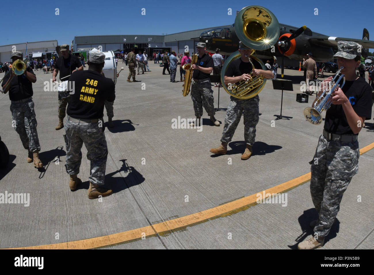 Le 246e U.S. Army Band de la Garde nationale de la Caroline du Sud exécute pendant la cérémonie d'ouverture pour la garde nationale de Caroline du Sud et la masse de l'air Expo à McEntire Joint National Guard Base, S.C., le 6 mai 2017. Cette expo est une démonstration des capacités de la Garde nationale de Caroline du Sud, aviateurs et soldats en disant merci pour le soutien des collègues sud Carolinians et la communauté environnante. Banque D'Images