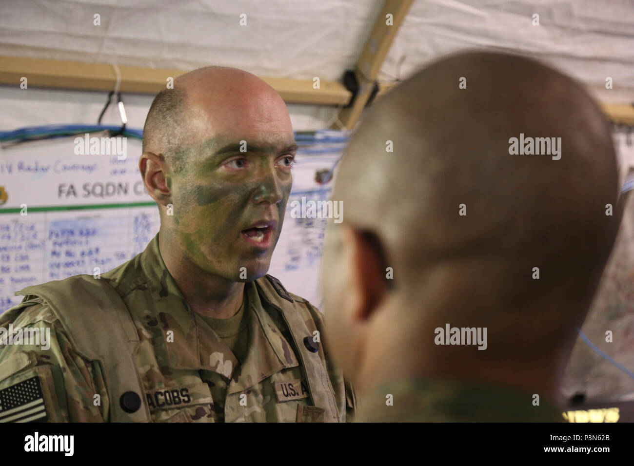 Un soldat américain du Régiment de cavalerie 2d effectue une brève mission tandis que la gestion d'un centre d'opérations tactiques au cours de Sabre à la jonction 17 Hohenfels Domaine de formation, l'Allemagne, le 7 mai 2017. Sortie 17 Sabre est l'armée américaine Europe's Cavalry Regiment 2d centre de formation de combat de l'exercice de certification, qui aura lieu au Centre de préparation interarmées multinationale à Hohenfels, Allemagne, Avril 25-Mai 19, 2017. L'exercice a pour but d'évaluer l'état de préparation du régiment pour mener des opérations terrestres unifiée, avec un accent particulier sur les répétitions de la transition de garnison pour les opérations de combat, un Banque D'Images