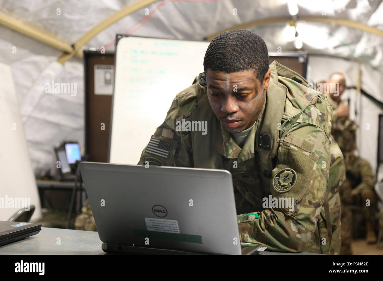 Un soldat américain de la 2d de Cavalerie reçoit mission de mettre à jour tout en gérant un centre d'opérations tactiques au cours de Sabre à la jonction 17 Hohenfels Domaine de formation, l'Allemagne, le 7 mai 2017. Sortie 17 Sabre est l'armée américaine Europe's Cavalry Regiment 2d centre de formation de combat de l'exercice de certification, qui aura lieu au Centre de préparation interarmées multinationale à Hohenfels, Allemagne, Avril 25-Mai 19, 2017. L'exercice a pour but d'évaluer l'état de préparation du régiment pour mener des opérations terrestres unifiée, avec un accent particulier sur les répétitions de la transition de garnison pour les opérations de combat, et Banque D'Images