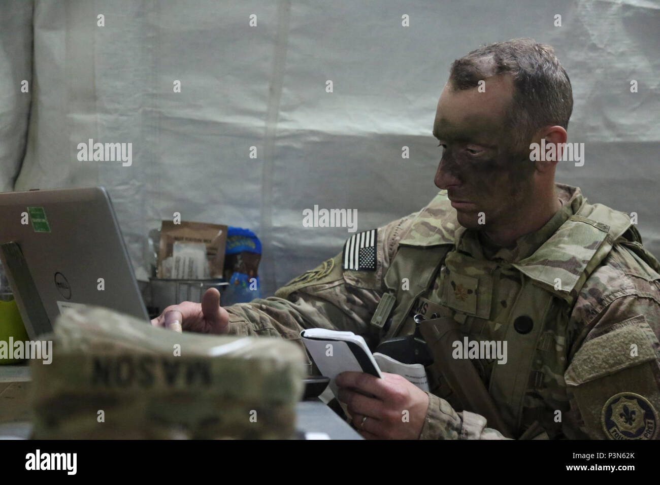 Un soldat américain de la 2d de Cavalerie mises détails de la mission tandis que la gestion d'un centre d'opérations tactiques au cours de Sabre à la jonction 17 Hohenfels Domaine de formation, l'Allemagne, le 7 mai 2017. Sortie 17 Sabre est l'armée américaine Europe's Cavalry Regiment 2d centre de formation de combat de l'exercice de certification, qui aura lieu au Centre de préparation interarmées multinationale à Hohenfels, Allemagne, Avril 25-Mai 19, 2017. L'exercice a pour but d'évaluer l'état de préparation du régiment pour mener des opérations terrestres unifiée, avec un accent particulier sur les répétitions de la transition de garnison pour les opérations de combat, et Banque D'Images