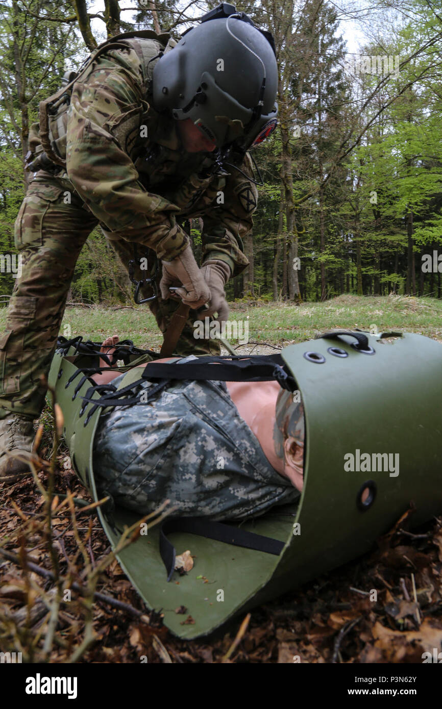 Le sergent de l'armée américaine. Jeremy Hall de 3-10 Soutien général Aviation Battalion, 10e Brigade d'aviation de combat maintient une victime simulée d'un sked portée lors d'un scénario d'évacuation médicale pendant 17 à la jonction de Sabre Hohenfels Domaine de formation, l'Allemagne, le 7 mai 2017. Sortie 17 Sabre est l'armée américaine Europe's Cavalry Regiment 2d centre de formation de combat de l'exercice de certification, qui aura lieu au Centre de préparation interarmées multinationale à Hohenfels, Allemagne, Avril 25-Mai 19, 2017. L'exercice a pour but d'évaluer l'état de préparation du régiment pour mener des opérations terrestres unifiée, avec un Banque D'Images