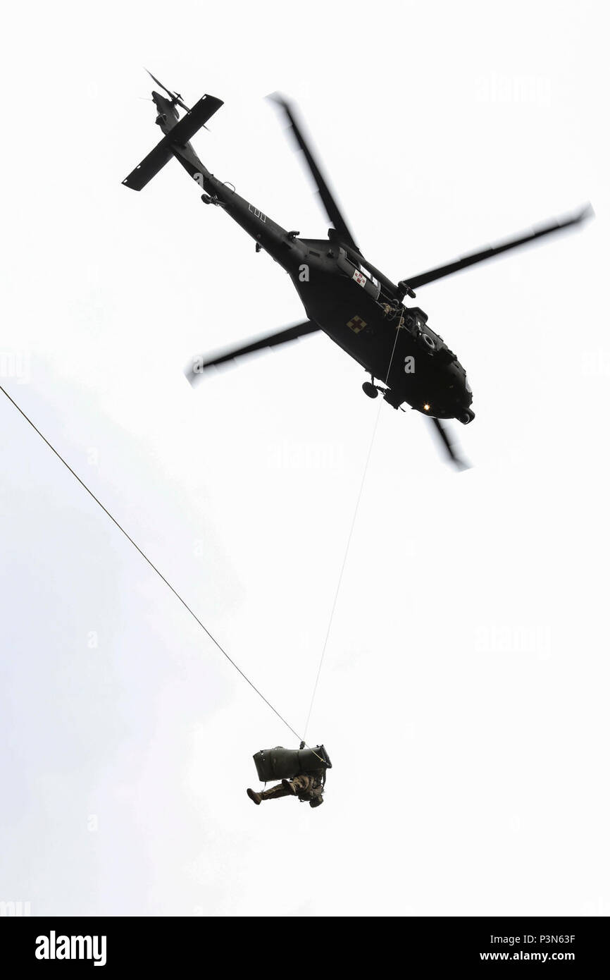 Le sergent de l'armée américaine. Jeremy Hall de 3-10 Soutien général Aviation Battalion, 10e Brigade d'aviation de combat est levé avec une victime simulée lors d'un scénario d'évacuation médicale pendant 17 à la jonction de Sabre Hohenfels Domaine de formation, l'Allemagne, le 7 mai 2017. Sortie 17 Sabre est l'armée américaine Europe's Cavalry Regiment 2d centre de formation de combat de l'exercice de certification, qui aura lieu au Centre de préparation interarmées multinationale à Hohenfels, Allemagne, Avril 25-Mai 19, 2017. L'exercice a pour but d'évaluer l'état de préparation du régiment pour mener des opérations terrestres unifiée, avec un particulier Banque D'Images