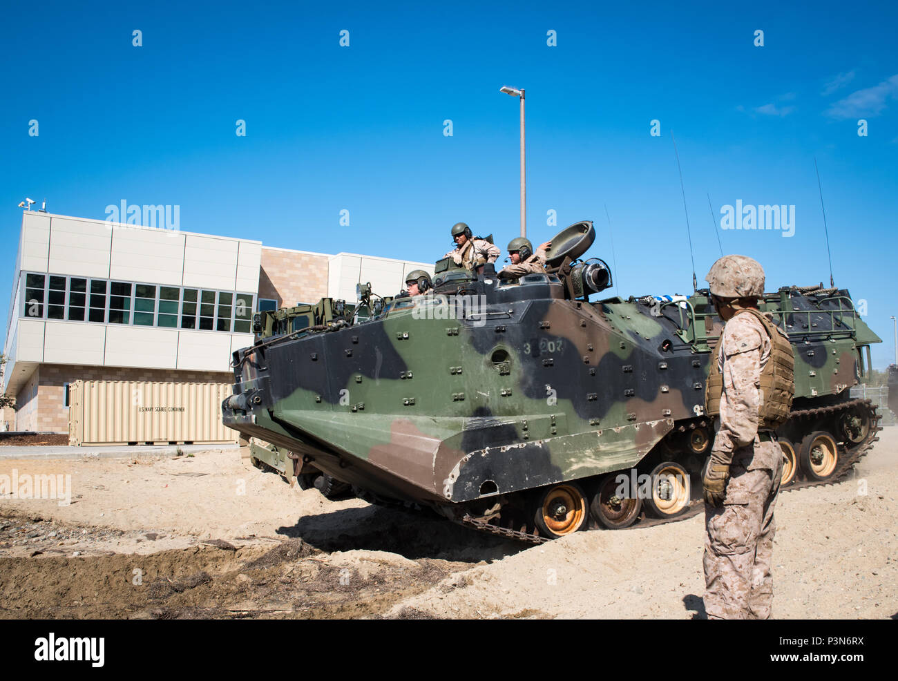 CORONADO, Californie (6 juillet 2016) - Marines des États-Unis avec la Compagnie Bravo, 3e Bataillon d'assaut amphibie, 1 Division de marines, se préparer à obtenir en cours avec des véhicules d'assaut amphibie de la Naval Amphibious Base Coronado de participer à l'exercice 2016. Vingt-six nations, plus de 40 navires et sous-marins, plus de 200 avions et 25 000 personnes participent à l'EXERCICE RIMPAC du 30 juin au 4 août, dans et autour des îles Hawaï et la Californie du Sud. Le plus grand exercice maritime international RIMPAC, offre une formation unique qui aide les particip Banque D'Images