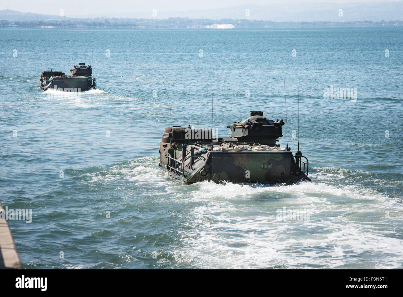 CORONADO, Californie (6 juillet 2016) - Marines des États-Unis avec la Compagnie Bravo, 3e Bataillon d'assaut amphibie, 1 Division de marines, avec leurs véhicules d'assaut amphibie de la Naval Amphibious Base Coronado de participer à l'exercice 2016. Vingt-six nations, plus de 40 navires et sous-marins, plus de 200 avions et 25 000 personnes participent à l'EXERCICE RIMPAC du 30 juin au 4 août, dans et autour des îles Hawaï et la Californie du Sud. Le plus grand exercice maritime international RIMPAC, offre une formation unique qui aide les participants Banque D'Images