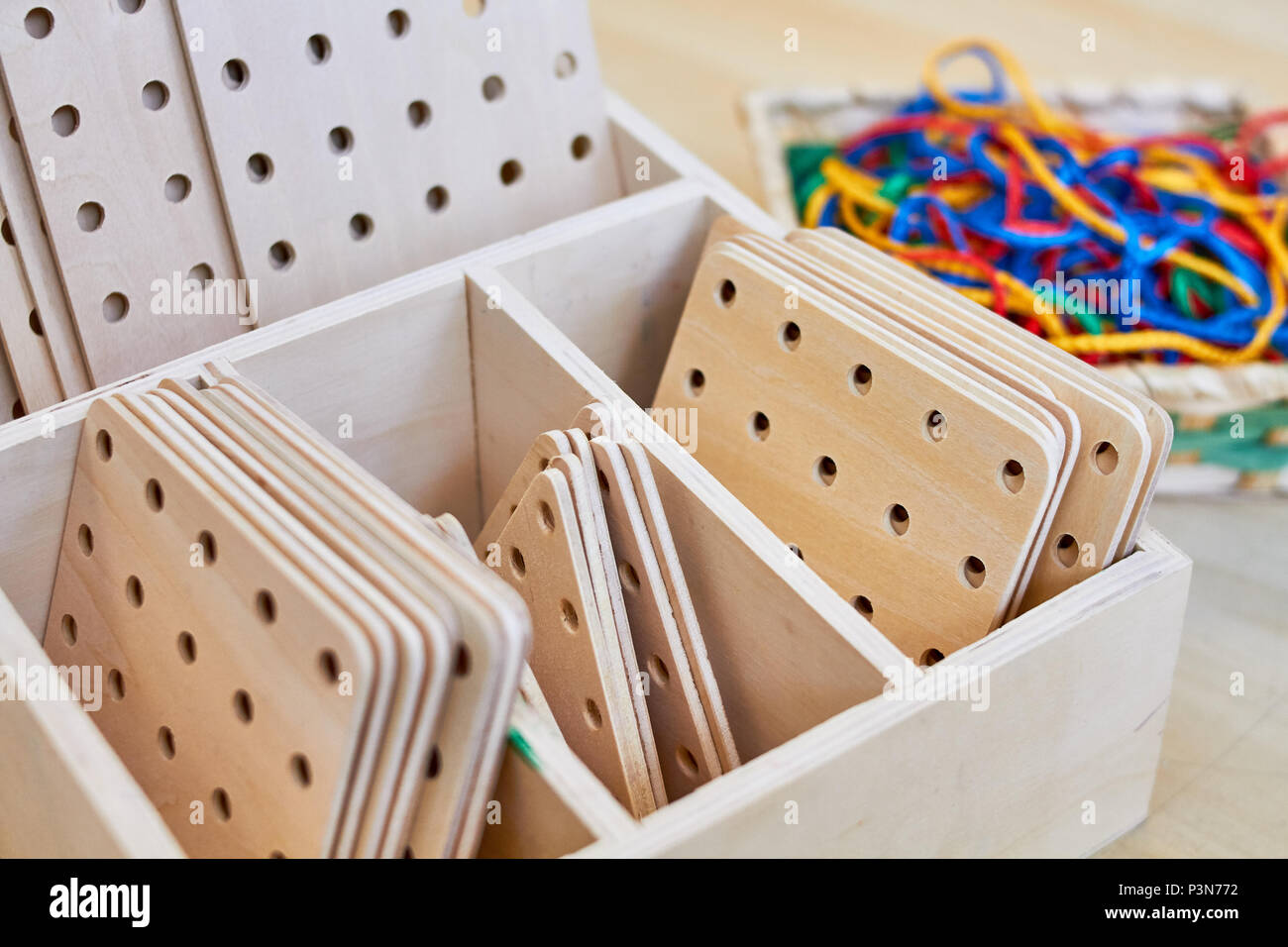 Ensemble de cordes colorées et de formes en bois pour l'école de l'artisanat Banque D'Images