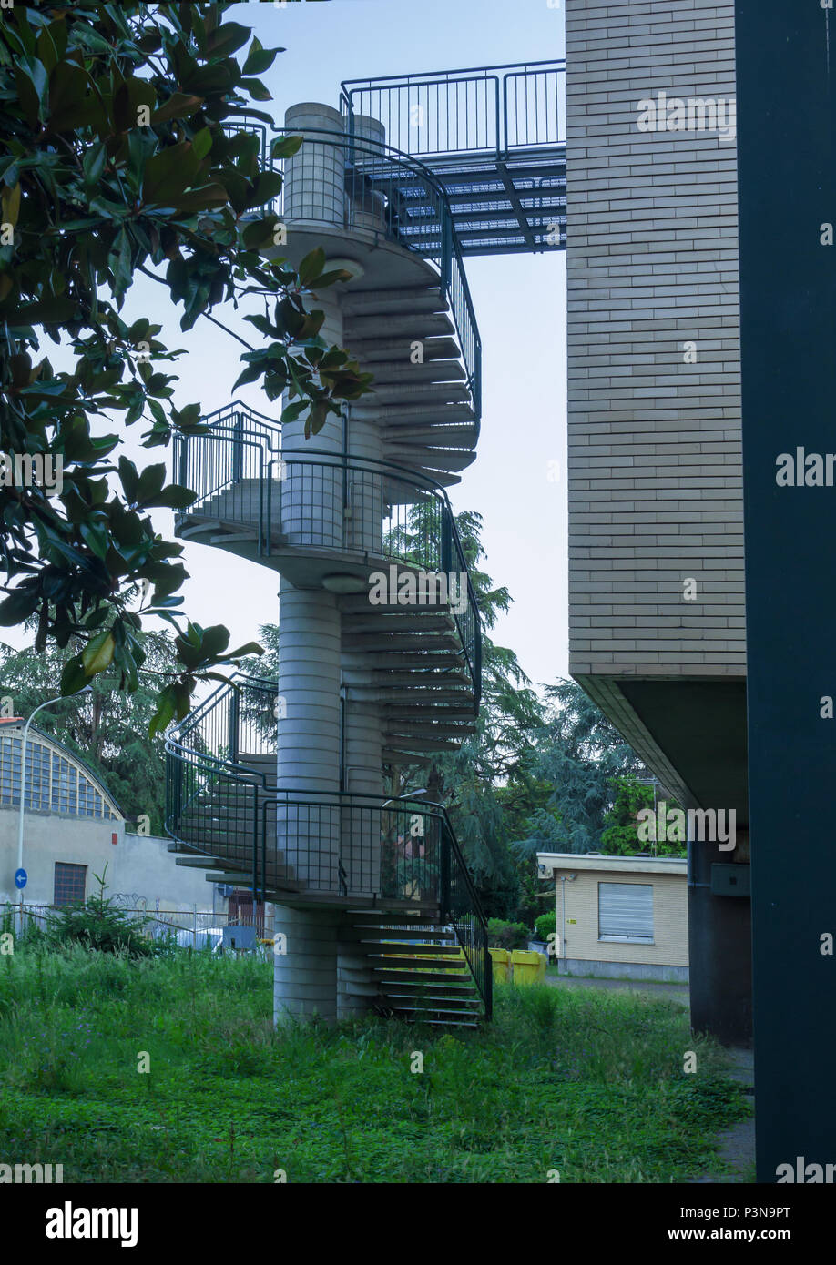 Escalier de secours dans le jardin d'un bâtiment public italien Banque D'Images