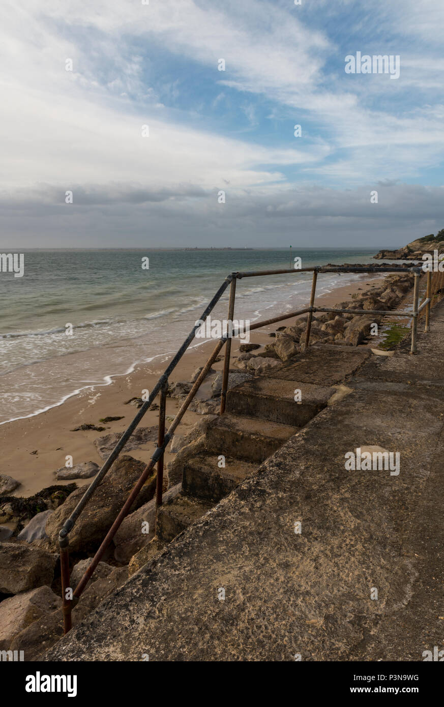 Un ensemble d'étapes menant vers le bas sur la plage à totland bay sur l'île de Wight. belle et de l'atmosphère avec les formations de nuages seascape intéressant. Banque D'Images