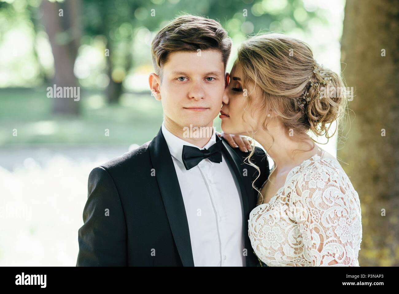 Cute couple mariée passer du temps ensemble après la cérémonie de mariage Banque D'Images