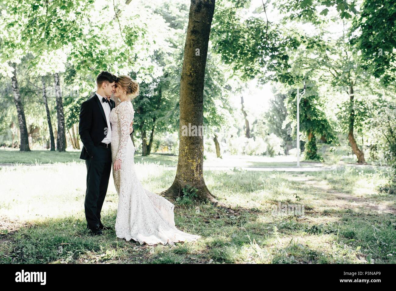 Cute couple mariée passer du temps ensemble après la cérémonie de mariage Banque D'Images