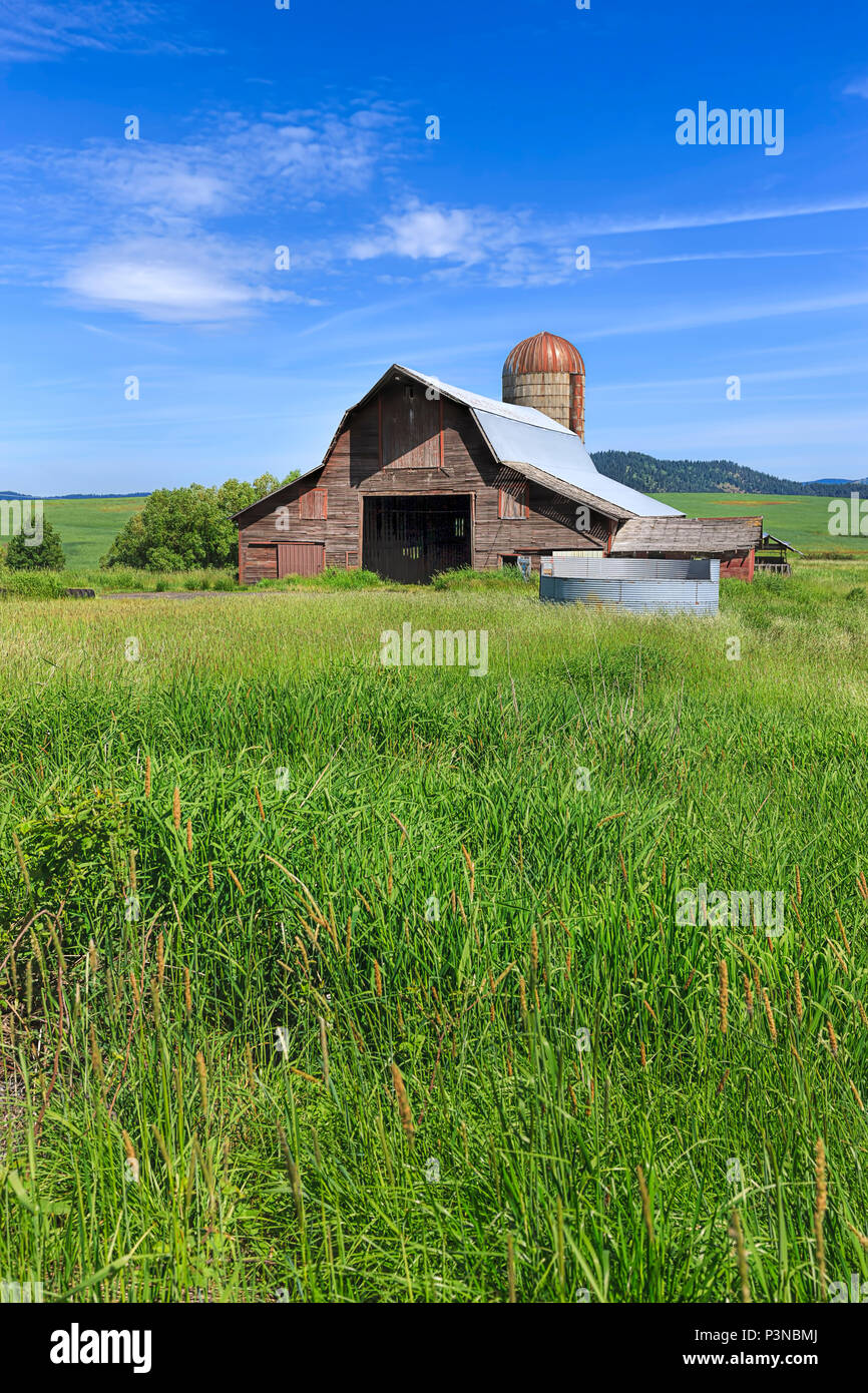 Grange et silo sur la route 3 située près de Harrison, New York. Banque D'Images