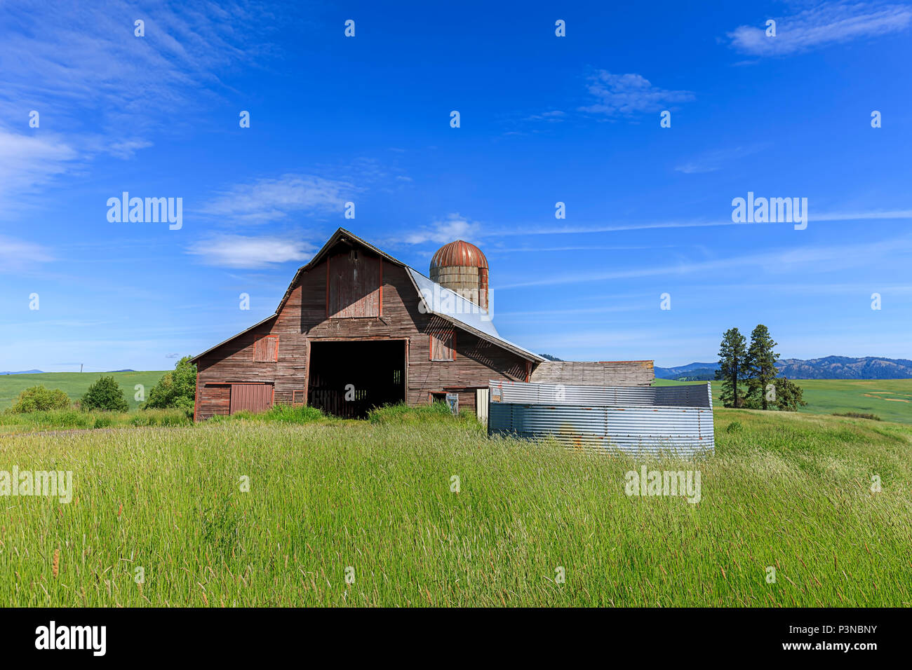 Grange et silo sur la route 3 située près de Harrison, New York. Banque D'Images