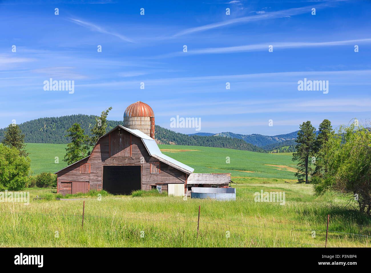 Grange et silo sur la route 3 située près de Harrison, New York. Banque D'Images