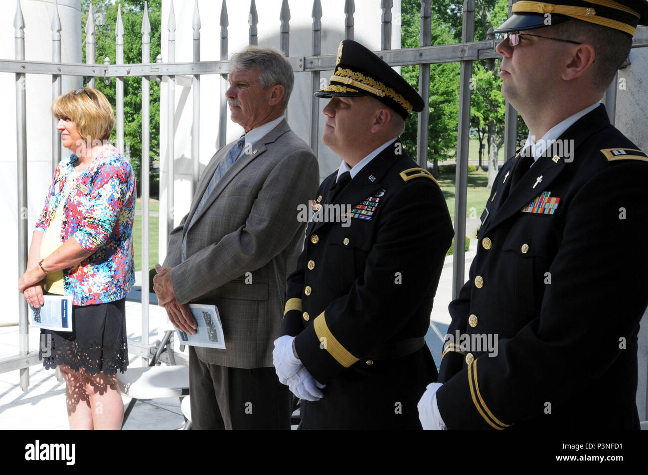 MARION, Ohio (16 juillet 2016) - de gauche, Sherry Hall, Harding Accueil et Memorial site directeur, Dan Russel, commissaire du comté de Marion, Brig. Le général Stephen E. Strand, général commandant adjoint du 88e Commandement du soutien régional, et chap. (Capt) Jonathan Anderson, 643e groupe d'appui aux régions de l'aumônier, écouter le Dr Warren G. Harding III, petit-neveu du Président Warren G. Harding, parle au cours de la cérémonie d'wreathlaying pour le 29e président à Marion (Ohio), le 16 juillet 2016. Banque D'Images