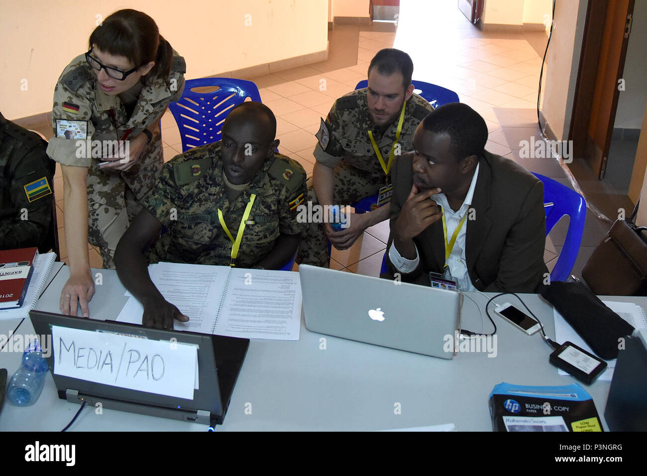 DAR ES SALAAM, TANZANIE - l'Accord de l'est le bureau des affaires publiques de 2016 de l'équipe se prépare pour l'exercice Exercice de poste de commandement, le 18 juillet 2016, au centre de formation au maintien de la Tanzanie à Dar es Salaam, Tanzanie. EA16 est un combiné, annuel, exercice militaire conjoint qui réunit les nations partenaires pour pratiquer et démontrer sa compétence dans la conduite des opérations de maintien de la paix. (U.S. Photo de l'Armée de l'air par le sergent. Tiffany DeNault) Banque D'Images