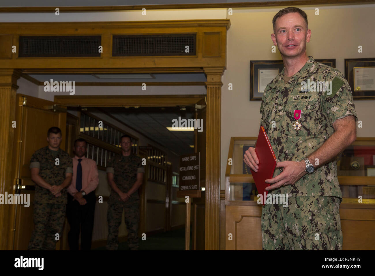 Le Capitaine de vaisseau américain Jason B. Faunce, chef d'état-major adjoint, les installations du Corps des Marines est, parle au cours de sa présentation des prix, Camp Lejeune, N.C., 8 juillet 2016. Faunce a reçu un prix pour sa conduite particulièrement méritoire dans l'exercice de services exceptionnels. (U.S. Marine Corps photo par Lance Cpl. Judith L. Harter, Caméra de combat/MCIEAST) Parution Banque D'Images