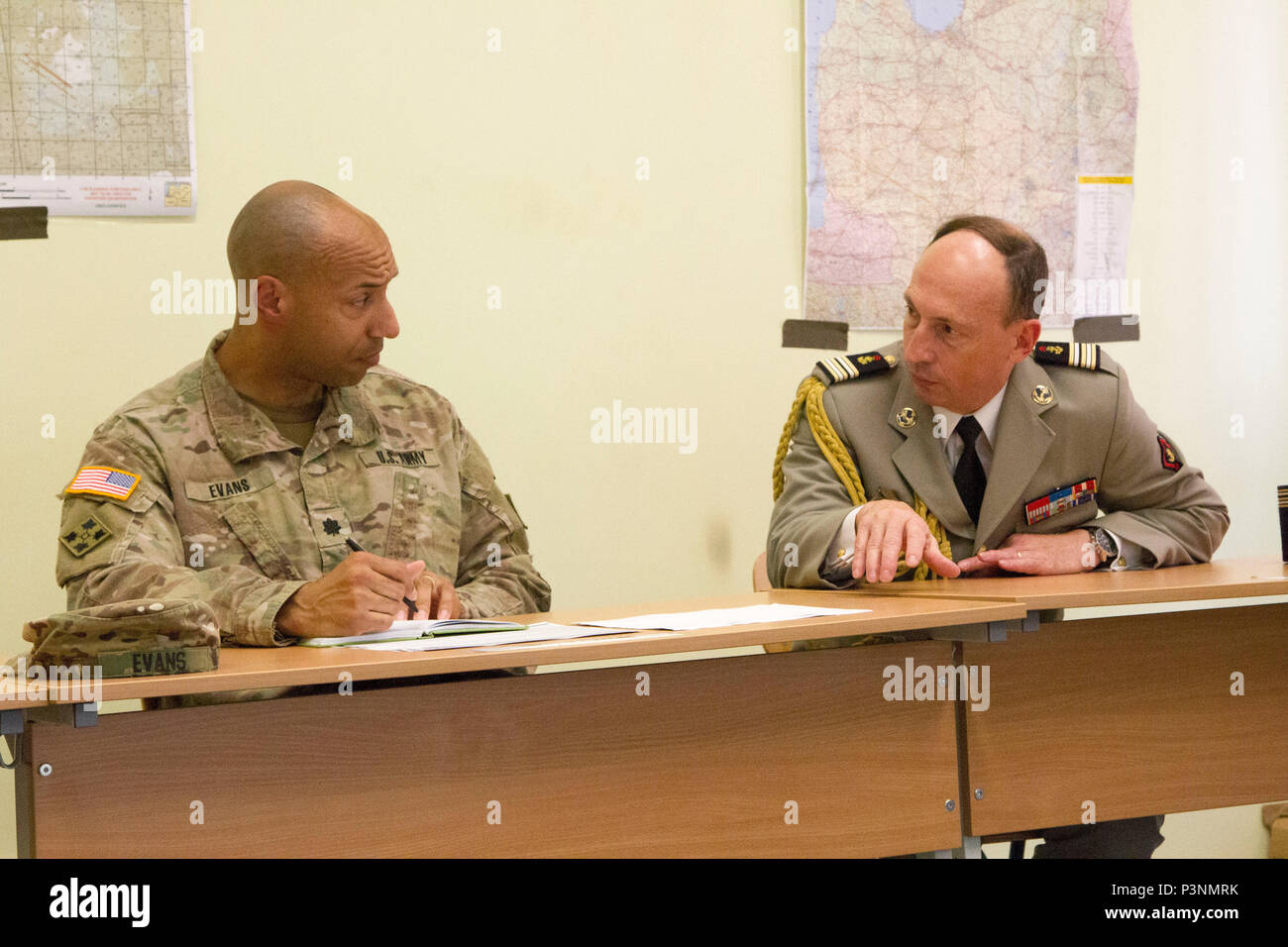 Le lieutenant-colonel Johnny A. Evans Jr., commandant du 3e Bataillon, 69e régiment de blindés, répond aux questions du lieutenant-colonel Alain Moulia, attaché à la défense de l'Ambassade de France en Lituanie, dans le Grand Hetman Jonusas lituanienne Radvila régiment en formation Rukla, la Lituanie, le 16 juillet 2016. Les soldats du 3e bataillon sont la formation avec leurs alliés baltes à l'appui de l'opération Atlantic, l'effort principal américain menée en Europe de l'est pour démontrer l'engagement des États-Unis à la sécurité collective de l'OTAN et son dévouement à la paix durable et la stabilité dans la région. Banque D'Images