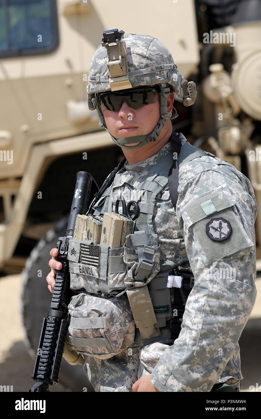 À Fort McCoy, Wisconsin, un soldat de la 320th Military police Company, Saint Petersburg, Floride, fait une pause à la base d'entraînement tactique Patriot pendant l'exercice guerrier 86-16-03. Les soldats s'entraînent à la sécurité des convois, aux procédures de contrôle, aux missions d'escorte et à la coordination opérationnelle. L'exercice développe les compétences tactiques, la conscience de la situation, le travail d'équipe et la préparation dans un environnement de formation sur le terrain pour soutenir l'exécution de la mission. Banque D'Images