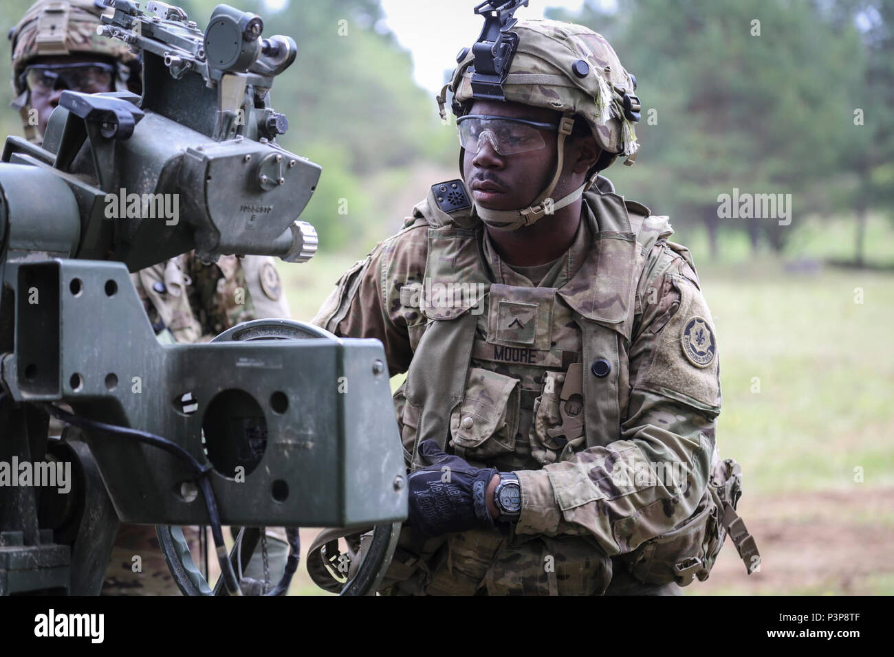 Des soldats américains de l'Escadron d'artillerie, régiment de cavalerie 2d effectuer des exercices d'équipage avec un obusier M777 tout en menant des missions de tir au cours de scénarios de sortie 17 Sabre au Hohenfels Domaine de formation, l'Allemagne, le 8 mai 2017. Sortie 17 Sabre est l'armée américaine Europe's Cavalry Regiment 2d centre de formation de combat de l'exercice de certification, qui aura lieu au Centre de préparation interarmées multinationale à Hohenfels, Allemagne, Avril 25-Mai 19, 2017. L'exercice a pour but d'évaluer l'état de préparation du régiment pour mener des opérations terrestres unifiée, avec un accent particulier sur la transition de répétitions Banque D'Images