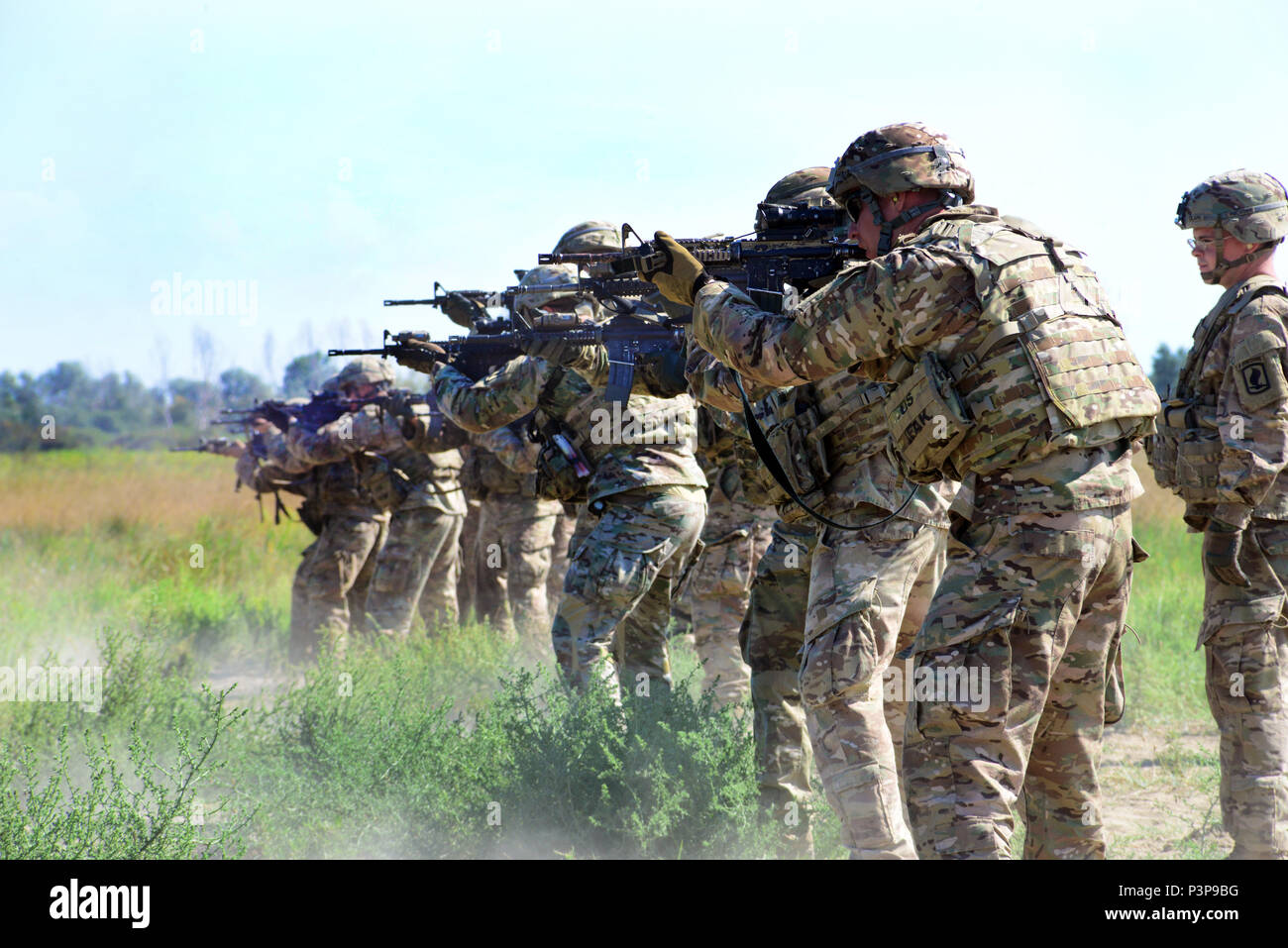 Les parachutistes de l'Armée américaine à partir de la 2e Bataillon, 503e Régiment d'infanterie, 173e Brigade aéroportée engager des cibles avec une carabine M4 20 juillet 2016, au cours d'une formation au tir à courte portée à Foce Reno en Italie. (Photo de Elena Baladellireleased). Banque D'Images